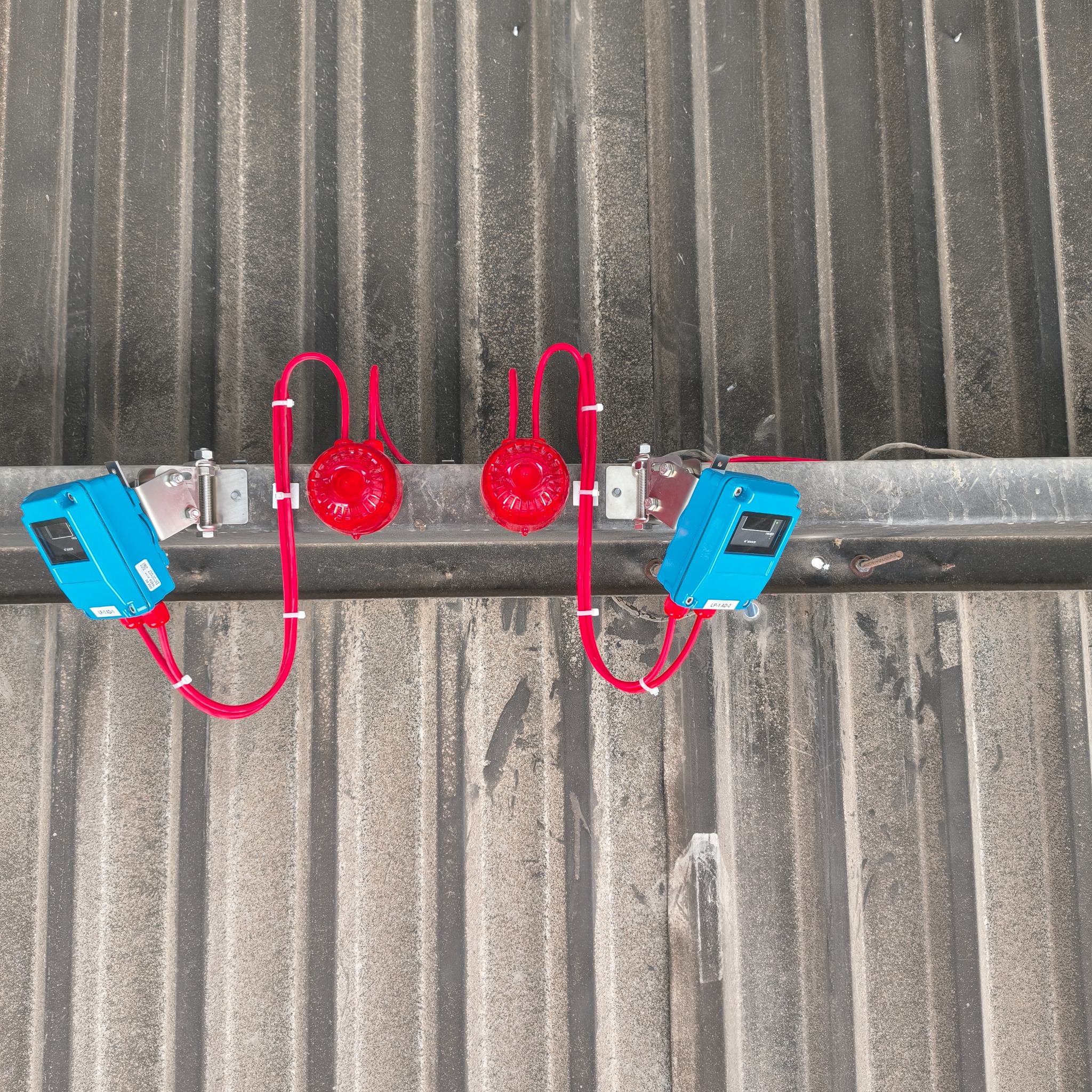 Fire detection devices fitted to a warehouse beam